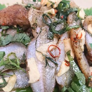 鱚をオリーブオイル・ニンニク・唐辛子で片面オイル焼きしたヤツ。シラーゴ・アーリオ・オーリオ。日本酒 高知